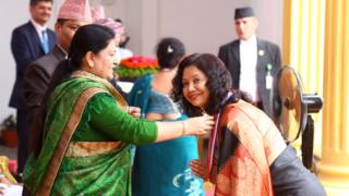 चालिसौँ राष्ट्रिय शिक्षा दिवस तथा अन्तर्राष्ट्रिय साक्षरता दिवसको उपलक्ष्यमा राष्ट्रपति कार्यालयमा विद्यावारिधि गरेका एक विद्यार्थीलाई पदक प्रदान गर्दै राष्ट्रपति विद्यादेवी भण्डारी।