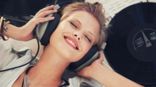 escuchando música