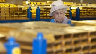 The Queen inspects one of the gold vaults in the Bank of England in 2012