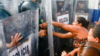 Policías y familiares de presos en la cárcel Las Cruces, Acapulco, México