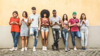 Jovens olhando o celular