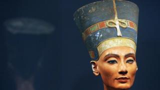 Le buste de l'une des grandes beautés de l'histoire, la reine Néfertiti d'Egypte, après son retour sur l'île aux musées de Berlin pour la première fois depuis la Seconde Guerre mondiale, dans l'ancien musée de la ville.