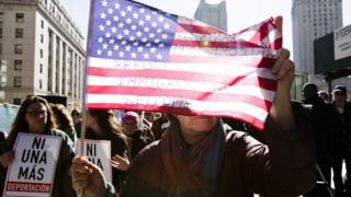Mulheres fazem protesto no EUA após imigrante ser preso em Nova York