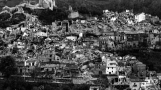 1980年意大利南部伊平尼亚大地震,整片的村舍成了瓦砾