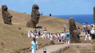 Turistas junto a los moáis