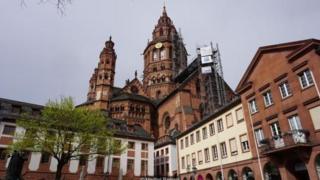 Thành phố Mainz của Đức nổi tiếng nhất là quê hương của Johannes Gutenberg, nhà phát minh ra loại máy in với chữ kim loại có thể thay đổi được.