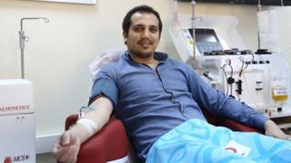 துருக்கியில் கோவிட்-19 நோய் தாக்கி அதில் இருந்து மீண்ட மருத்துவர் குர்சத் டெமிர் மற்ற கோவிட் நோயாளிகளின் சிகிச்சைக்காக பிளாஸ்மா தானம் செய்கிறார். இடம்- அங்காராவில் உள்ள செம்பிறை அமைப்பின் ரத்த சேகரிப்பு நிலையம் ஒன்று.