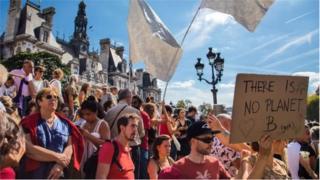 Багато людей на демонстрації в Парижі