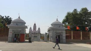 गोरखपुर में योगी का मठ