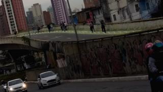 Viaduto próximo à favela de Heliópolis