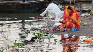 Рекам Ганга и Ямуны поклоняются миллионы, но они также сильно загрязнены