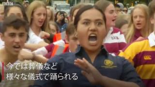 銃撃の犠牲者を悼む戦闘の踊り クライストチャーチの若者が「ハカ」