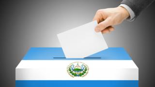 Urna con los colores de la bandera de El Salvador.
