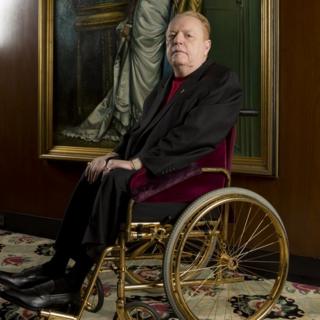 Larry Flynt na cadeira de rodas de ouro