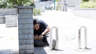 Meclis yakınlarındaki siviller de zaman zaman artan silah sesleri nedeniyle siper almak zorunda kaldı
