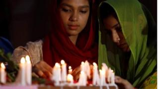 নিহতদের স্মরণে অনেক দেশে মোমবাতি জ্বালানো হয়েছে