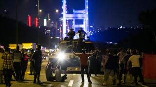 İstanbul'daki Fatih Sultan Mehmet Köprüsü'nde darbecilere direnenler