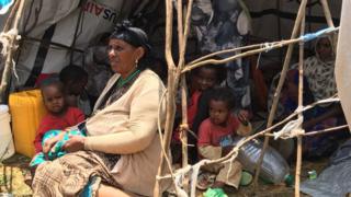 ብርክት ዝበሉ ሰባት ካብ ላስቲክ ኣብ ዝተሰርሐ መዕቖቢ ይነብሩ ኣለዉ