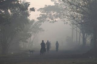 စက်မှုဇုန်ကိုသွားနေသူတွေ