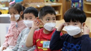 (캡션) 서울 용산구 청파어린이집 어린이들이 공기청정기가 설치된 교실에서 미세먼지 대응 수업을 하고 있다