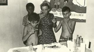 Marília Guimarães con sus hijos