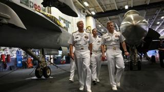 Trong khoang chứa máy bay tàu USS Ronald Reagan