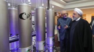حسن روحانی رئیس جمهور و علی اکبر صالحی رئیس سازمان انرژی اتمی در کنار تاسیسات هستهای ایران