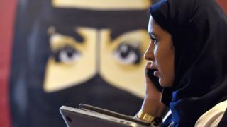 Mujer Saudita con celular