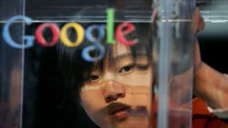 Google logosu arkasında bir Çinli