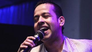 El cantante Martín Elías Díaz cantando.