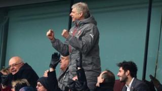 Arsene Wenger a lokacin da yake kallon wasansu da Hull City a cikin 'yan kallo