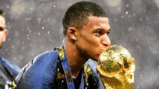 Kylian Mbappé a marqué quatre buts à la Coupe du monde 2018, contre le Pérou, deux contre l'Argentine, et la Croatie.
