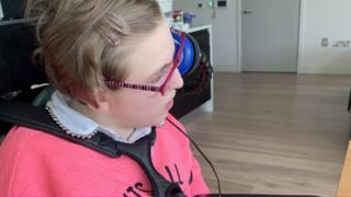 Миаб Брэдли, страдающая церебральным параличом, невербальна, любит общаться со своими друзьями в Интернете