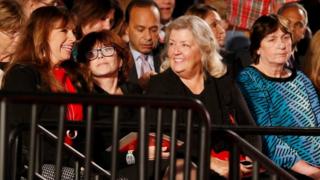 As quatro convidadas de Trump: Paula Jones (à esquerda), Kathleen Willey, Juanita Broaddrick e Kathy Shelton
