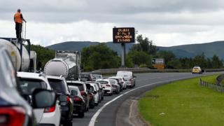 Trafik polisi ve otoyoldaki araçlar