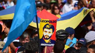 Afiche con el rostro del opositor Leopoldo López.
