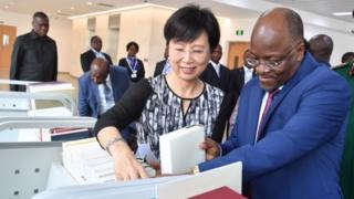 Rais Magufuli akiwa na Balozi wa China nchini Tanzania Wang Ke wakati wa uzinduzi wa maktaba mpya, kubwa na ya kisasa ya Kikuu cha Dar es Salaam