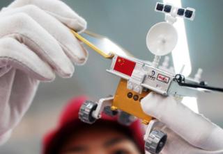 An employee inspects scale model & # 39; 1: 8 of the lunar probe & # 39; Chang & # 39; e 4 f & # 39; of & # 39; production line