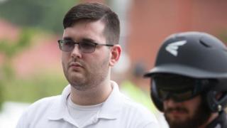 James Alex Fields Jr. custodiado por policías
