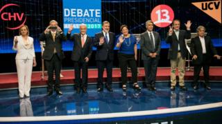 Candidatos a la presidencia de Chile en un debate televisado. (De izq. a der.) Carolina Goic, de la Democracia Cristiana; José Antonio Kast, Partido Independiente; Sebastián Piñera, Vamos, Alejandro Guiller, del partido oficialista, Beatriz Sánchez, del Frente Amplio, Marco Enríquez Ominami, Partido Progresista; Eduardo Artés, Unión Patriótica, y Alejandro Navarro, de MAS.