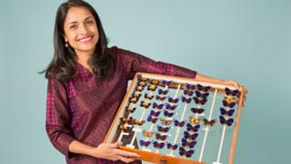 Blanca Huertas muestra una pequeña colección de mariposas. (Foto: Museo de Historia Natural de Londres).