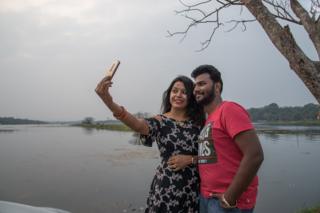 Bhagyashree und Sudeep machen Selfie