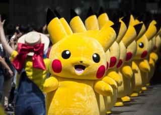 Japonya'nın Yokohama kentinde Pikachu kostümü giyen performansçılar sıra halinde yürüyor. Kente turist ve ziyaretçi çekmek amacıyla düzenlenen etkinlikte bin 500'den fazla Pikachu karakteri şehrin farklı noktalarında boy gösterdi.