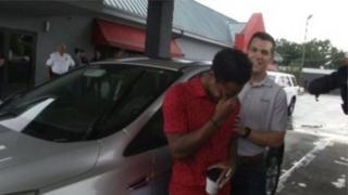 Bwana Carr akitokwa na machozi ya furaha baada ya heshima aliyoipata
