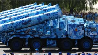 Veículo camuflado azul na China