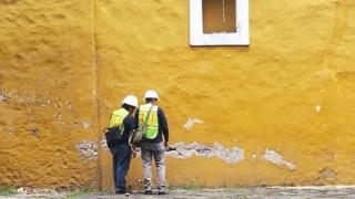 Grietas en una pequeña iglesia del barrio de Coyoacán.