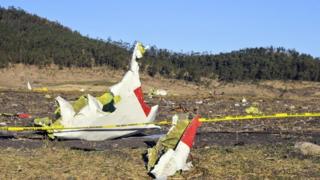 Destroços do avião operado pela Ethiopian Airlines que caiu a caminho de Nairóbi
