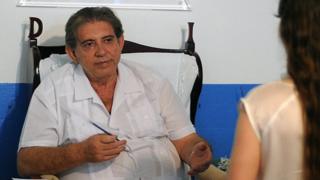Жоао Тейшейра де Фариа видит пациента в своей духовной клинике в Абадиании в 2012 году