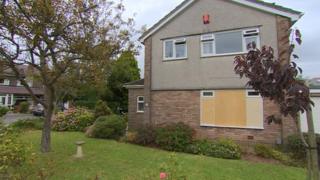 Lleoliad y tân yn Hastings Close ym Mhenarth