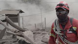 Un rescatista trabaja en la zona de desastre